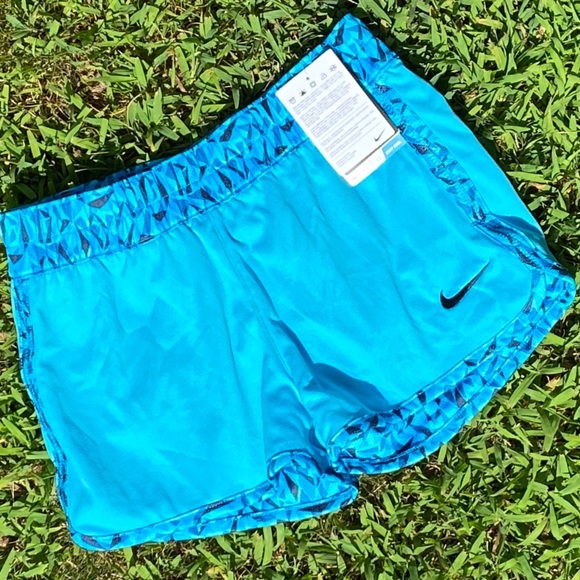 ⭐️ Nike reversible girls athletic shorts NWT [6021] - Picture 2 of 5